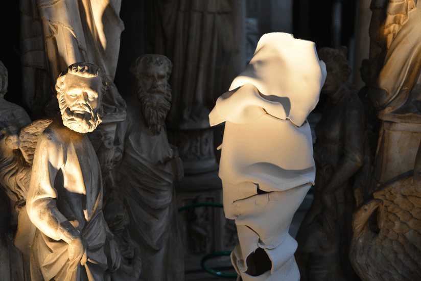 A l’ombre des piliers juin 2013, Chapelle des Beaux-arts - Céramique, tuyau, son diffusé dans la sculpture
